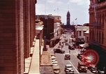 Immagine di Scene di strada con edifici traffico e Aloha Tower a distanza Honolulu Hawaii USA, 1942, secondo 12 filmato di repertorio 65675063478