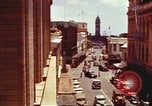 Immagine di Scene di strada con edifici traffico e Aloha Tower a distanza Honolulu Hawaii USA, 1942, secondo 13 filmato di repertorio 65675063478