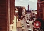 Immagine di Scene di strada con edifici traffico e Aloha Tower a distanza Honolulu Hawaii USA, 1942, secondo 14 filmato di repertorio 65675063478
