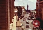 Immagine di Scene di strada con edifici traffico e Aloha Tower a distanza Honolulu Hawaii USA, 1942, secondo 15 filmato di repertorio 65675063478