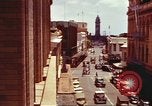 Immagine di Scene di strada con edifici traffico e Aloha Tower a distanza Honolulu Hawaii USA, 1942, secondo 16 filmato di repertorio 65675063478