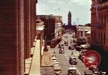 Immagine di Scene di strada con edifici traffico e Aloha Tower a distanza Honolulu Hawaii USA, 1942, secondo 17 filmato di repertorio 65675063478