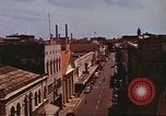 Immagine di Scene di strada con edifici traffico e Aloha Tower a distanza Honolulu Hawaii USA, 1942, secondo 24 filmato di repertorio 65675063478