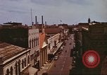 Immagine di Scene di strada con edifici traffico e Aloha Tower a distanza Honolulu Hawaii USA, 1942, secondo 25 filmato di repertorio 65675063478