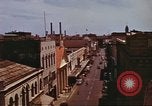 Immagine di Scene di strada con edifici traffico e Aloha Tower a distanza Honolulu Hawaii USA, 1942, secondo 29 filmato di repertorio 65675063478