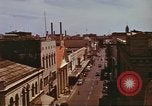 Immagine di Scene di strada con edifici traffico e Aloha Tower a distanza Honolulu Hawaii USA, 1942, secondo 32 filmato di repertorio 65675063478