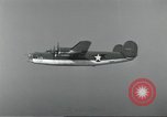 Standbild USA airmen Pacific Theater, 1943, aus Sekunde 1 historischem Filmmaterial Videoclip 65675063489