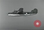 Standbild USA airmen Pacific Theater, 1943, aus Sekunde 5 historischem Filmmaterial Videoclip 65675063489