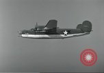 Standbild USA airmen Pacific Theater, 1943, aus Sekunde 6 historischem Filmmaterial Videoclip 65675063489