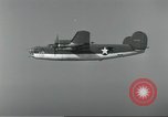 Standbild USA airmen Pacific Theater, 1943, aus Sekunde 7 historischem Filmmaterial Videoclip 65675063489