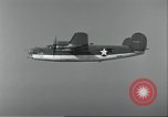 Standbild USA airmen Pacific Theater, 1943, aus Sekunde 8 historischem Filmmaterial Videoclip 65675063489