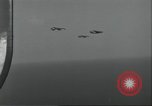 Standbild USA airmen Pacific Theater, 1943, aus Sekunde 10 historischem Filmmaterial Videoclip 65675063489
