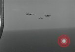 Standbild USA airmen Pacific Theater, 1943, aus Sekunde 11 historischem Filmmaterial Videoclip 65675063489