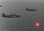 Standbild USA airmen Pacific Theater, 1943, aus Sekunde 13 historischem Filmmaterial Videoclip 65675063489
