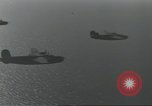 Standbild USA airmen Pacific Theater, 1943, aus Sekunde 14 historischem Filmmaterial Videoclip 65675063489