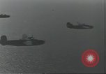 Standbild USA airmen Pacific Theater, 1943, aus Sekunde 15 historischem Filmmaterial Videoclip 65675063489