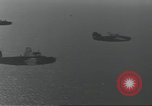 Standbild USA airmen Pacific Theater, 1943, aus Sekunde 16 historischem Filmmaterial Videoclip 65675063489