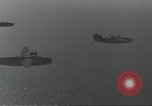 Standbild USA airmen Pacific Theater, 1943, aus Sekunde 17 historischem Filmmaterial Videoclip 65675063489