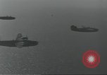 Standbild USA airmen Pacific Theater, 1943, aus Sekunde 18 historischem Filmmaterial Videoclip 65675063489