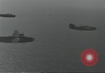 Standbild USA airmen Pacific Theater, 1943, aus Sekunde 19 historischem Filmmaterial Videoclip 65675063489