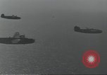 Standbild USA airmen Pacific Theater, 1943, aus Sekunde 20 historischem Filmmaterial Videoclip 65675063489