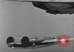 Standbild USA airmen Pacific Theater, 1943, aus Sekunde 22 historischem Filmmaterial Videoclip 65675063489