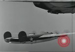Standbild USA airmen Pacific Theater, 1943, aus Sekunde 23 historischem Filmmaterial Videoclip 65675063489
