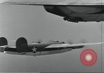 Standbild USA airmen Pacific Theater, 1943, aus Sekunde 24 historischem Filmmaterial Videoclip 65675063489