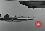 Standbild USA airmen Pacific Theater, 1943, aus Sekunde 25 historischem Filmmaterial Videoclip 65675063489