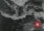 Standbild USA airmen Pacific Theater, 1943, aus Sekunde 26 historischem Filmmaterial Videoclip 65675063489
