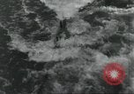 Standbild USA airmen Pacific Theater, 1943, aus Sekunde 27 historischem Filmmaterial Videoclip 65675063489