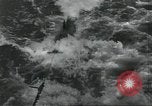 Standbild USA airmen Pacific Theater, 1943, aus Sekunde 28 historischem Filmmaterial Videoclip 65675063489
