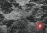 Standbild USA airmen Pacific Theater, 1943, aus Sekunde 29 historischem Filmmaterial Videoclip 65675063489