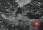 Standbild USA airmen Pacific Theater, 1943, aus Sekunde 32 historischem Filmmaterial Videoclip 65675063489