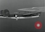 Standbild USA airmen Pacific Theater, 1943, aus Sekunde 33 historischem Filmmaterial Videoclip 65675063489