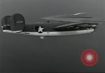 Standbild USA airmen Pacific Theater, 1943, aus Sekunde 34 historischem Filmmaterial Videoclip 65675063489