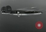 Standbild USA airmen Pacific Theater, 1943, aus Sekunde 35 historischem Filmmaterial Videoclip 65675063489