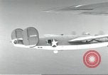 Standbild USA airmen Pacific Theater, 1943, aus Sekunde 38 historischem Filmmaterial Videoclip 65675063489