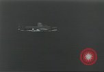 Standbild USA airmen Pacific Theater, 1943, aus Sekunde 46 historischem Filmmaterial Videoclip 65675063489