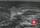 Standbild USA airmen Pacific Theater, 1943, aus Sekunde 58 historischem Filmmaterial Videoclip 65675063489
