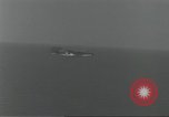 Standbild USA airmen Pacific Theater, 1943, aus Sekunde 59 historischem Filmmaterial Videoclip 65675063489