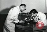 Standbild Techniker United States USA, 1954, aus Sekunde 19 historischem Filmmaterial Videoclip 65675063494
