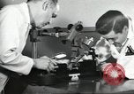 Standbild Techniker United States USA, 1954, aus Sekunde 33 historischem Filmmaterial Videoclip 65675063494