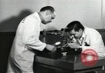 Standbild Techniker United States USA, 1954, aus Sekunde 59 historischem Filmmaterial Videoclip 65675063494