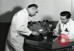 Standbild Techniker United States USA, 1954, aus Sekunde 61 historischem Filmmaterial Videoclip 65675063494