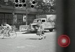 Immagine di Civili francese Parigi Francia, 1943, secondo 28 filmato di repertorio 65675063538
