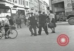 Immagine di Civili francese Parigi Francia, 1943, secondo 40 filmato di repertorio 65675063538