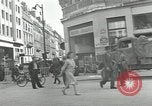 Immagine di Civili francese Parigi Francia, 1943, secondo 47 filmato di repertorio 65675063538
