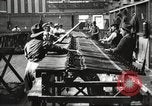 Standbild Verpackung Gewehre United States USA, 1918, aus Sekunde 7 historischem Filmmaterial Videoclip 65675063741