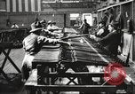 Standbild Verpackung Gewehre United States USA, 1918, aus Sekunde 8 historischem Filmmaterial Videoclip 65675063741